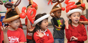 kids with balloon hats